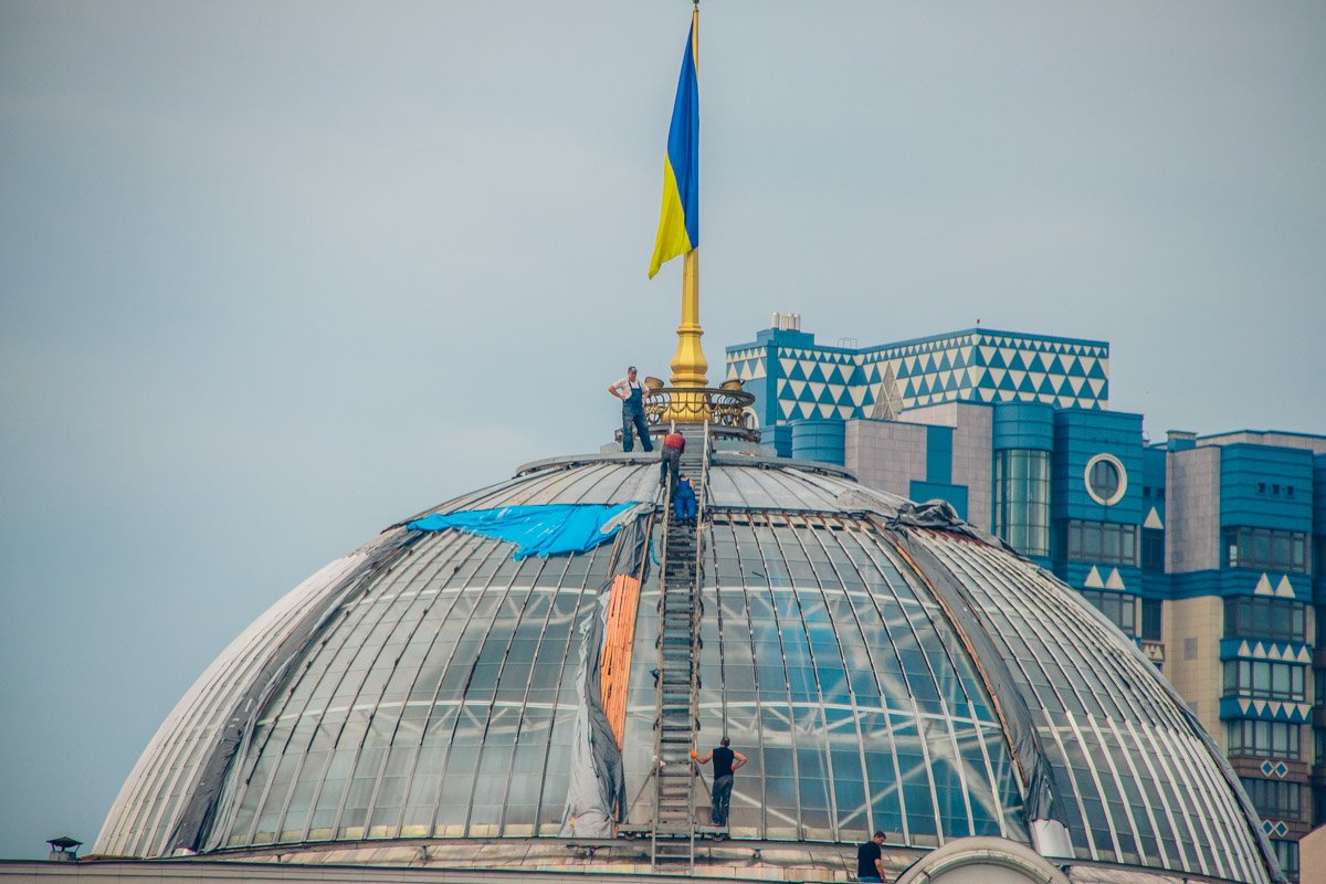 Пока купол парламента ремонтируют...