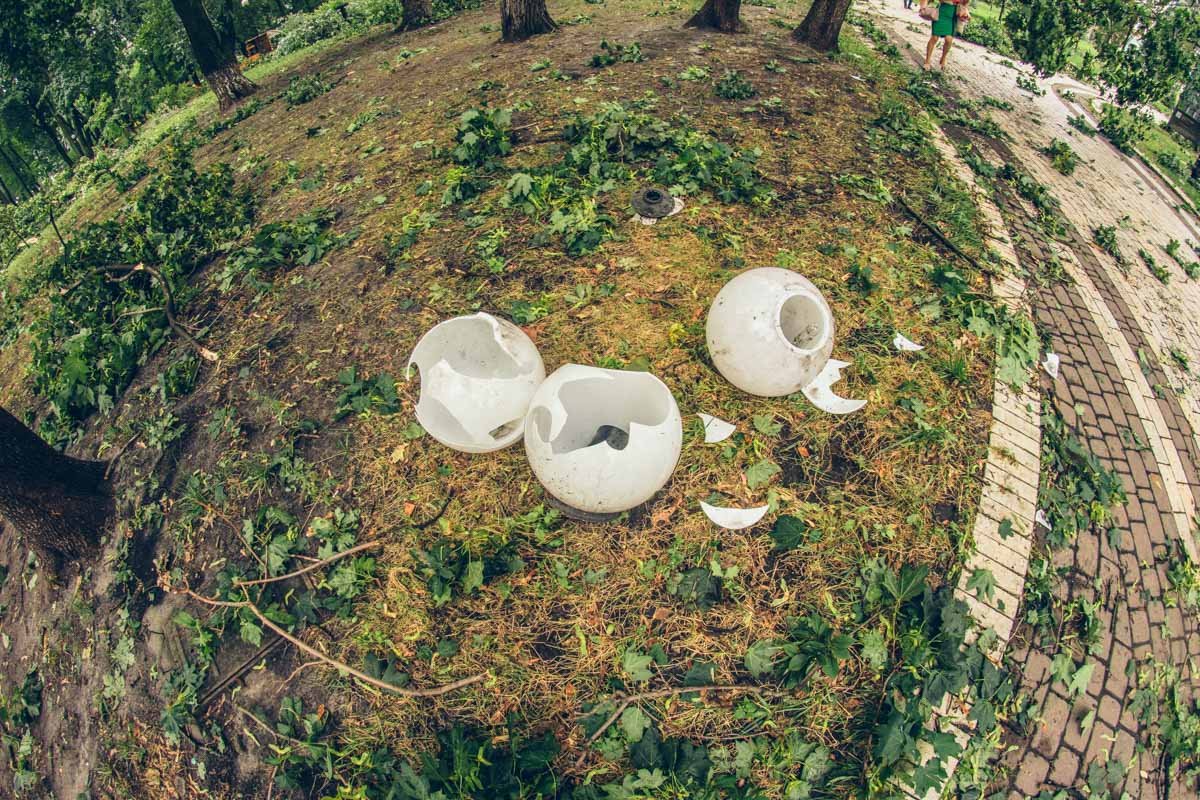 ... а вот плафонам фонарей повезло меньше