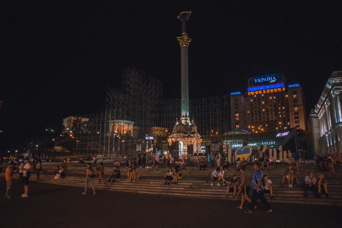 Потом колонной по тротуару они вернулись обратно к Бессарабской площади