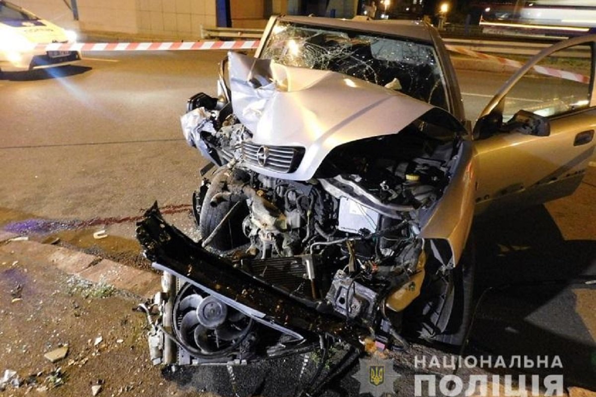 На Леся Курбаса водитель Opel Astra слетел с дороги и врезался в бетонное ограждение 