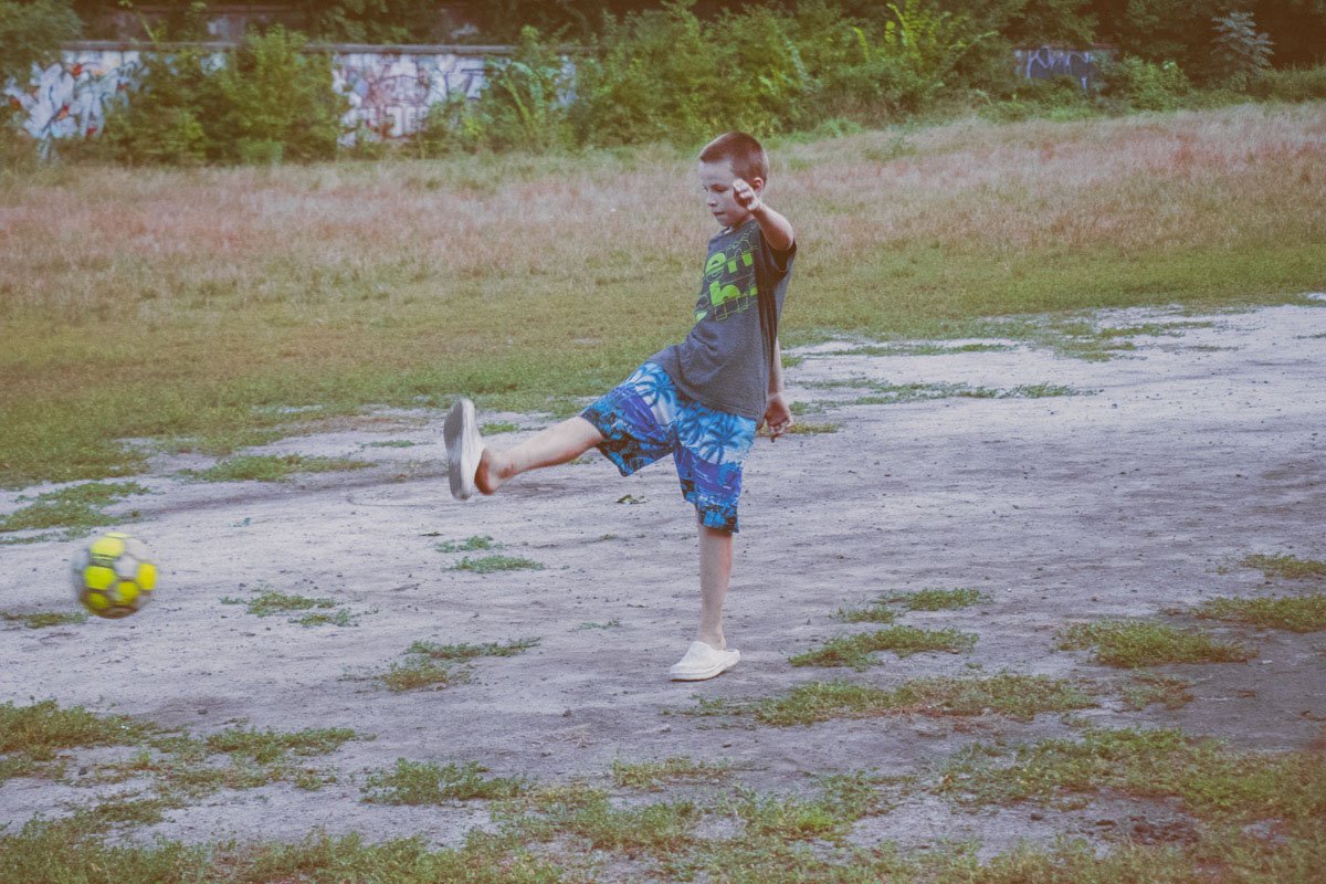 Играть в футбол в бутсах? Да кто придумал эти правила?!