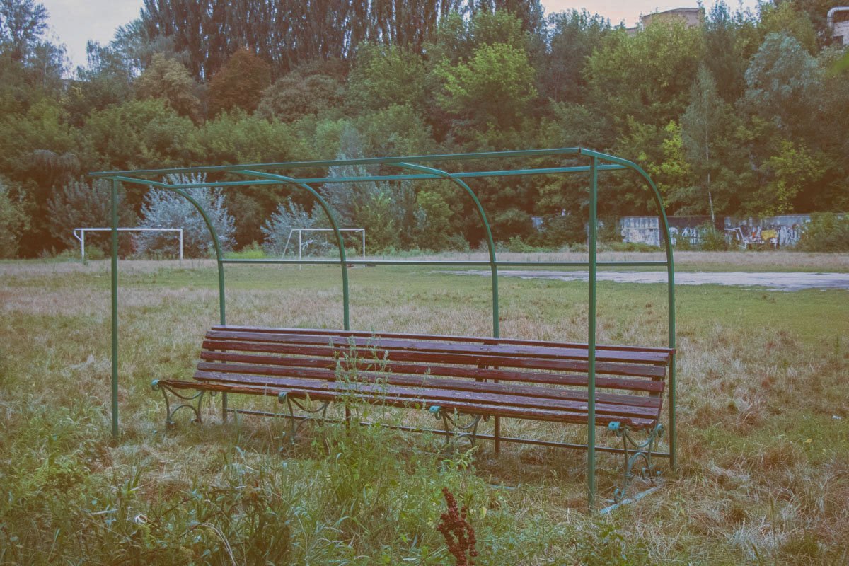 Лавочка для романтических свиданий ждет влюбленных