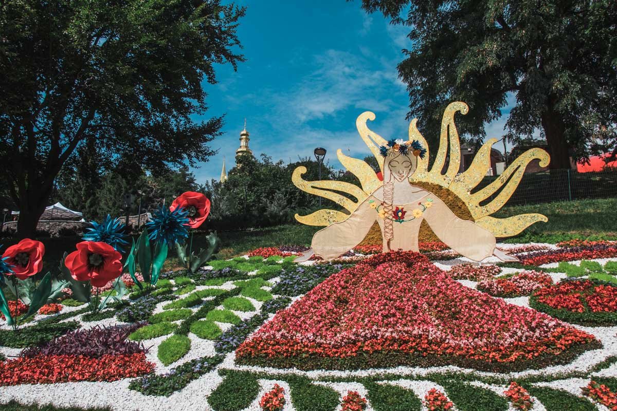 На Певческом поле дизайнеры создали фантастические композиции