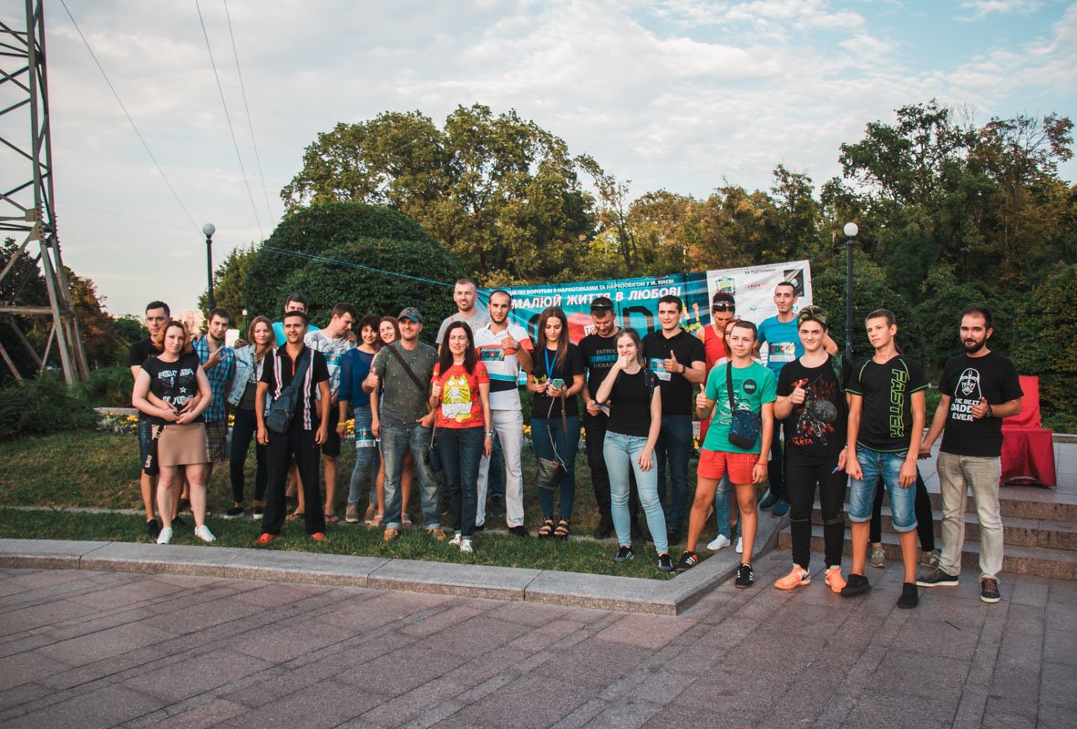 Активисты общественной организации "Життя в Любові" устроили акцию по борьбе с рекламой наркотиков