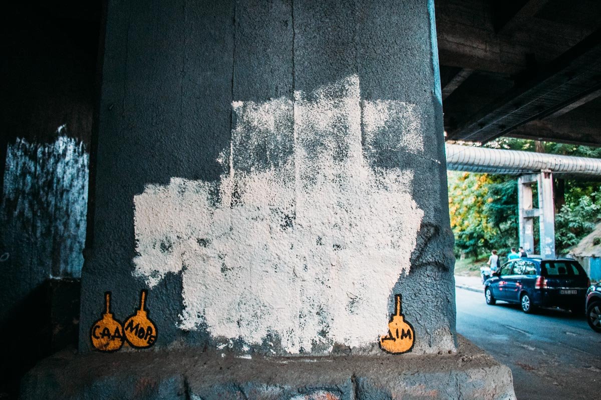 Неравнодушные жители столицы закрашивали адреса точек по продаже наркотиков 