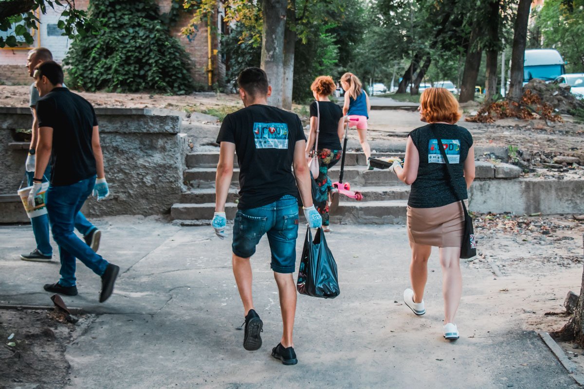 Бороться с рекламой пришли около 25 человек 