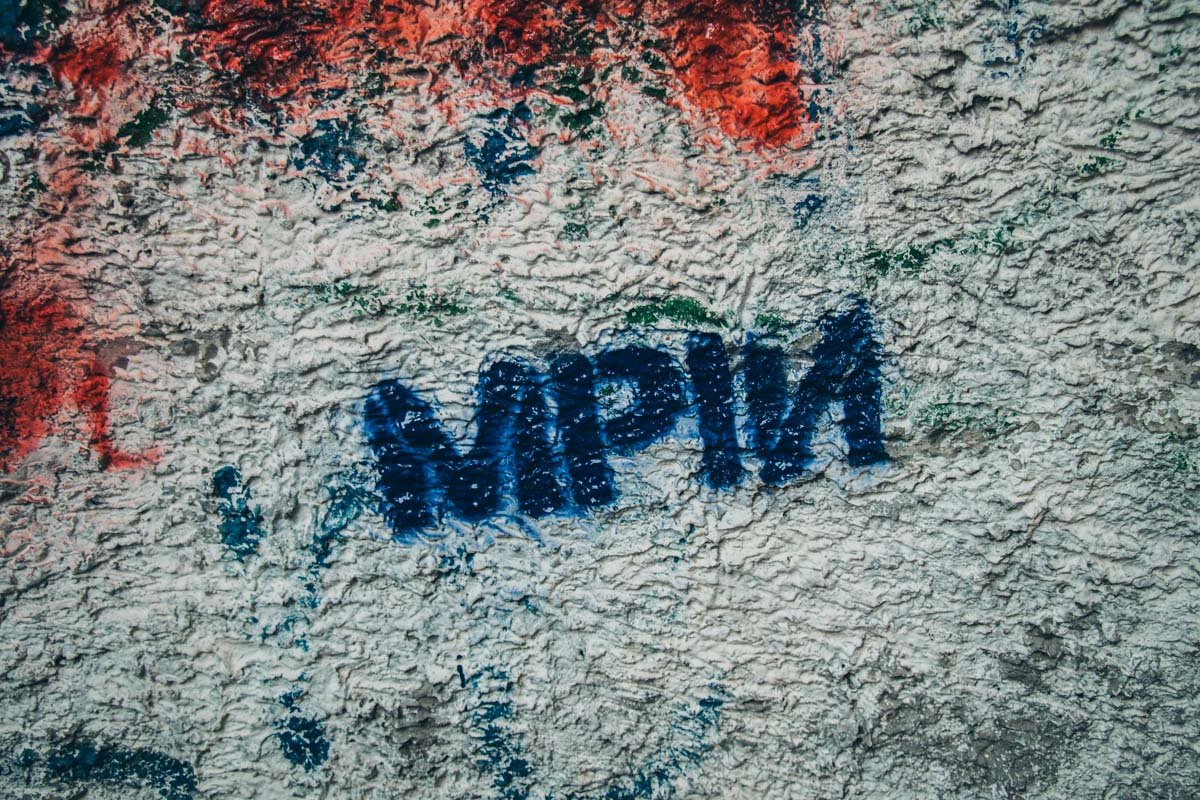 Вместе "нехороших" надписей на стенах появились мотивирующие 