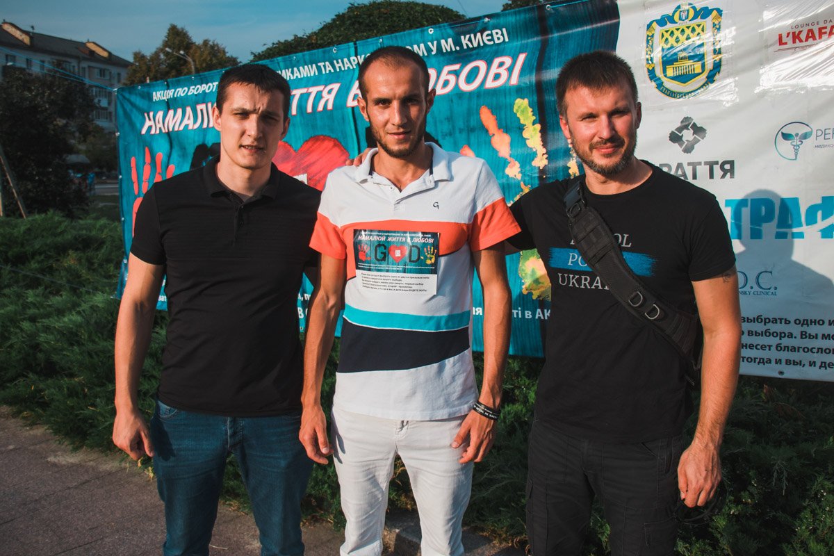 К инициативе присоединились общественные активисты, члены проекта Pitbull Kiev и представители полиции.