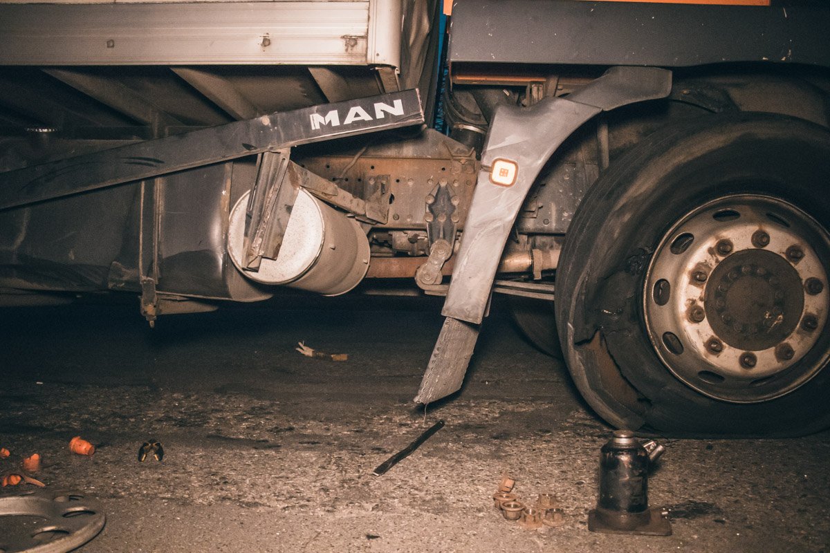 На Дарницком шоссе произошла авария с участием грузовика MAN и легкового автомобиля Fiat На Дарницком шоссе произошла авария с участием грузовика MAN и легкового автомобиля Fiat