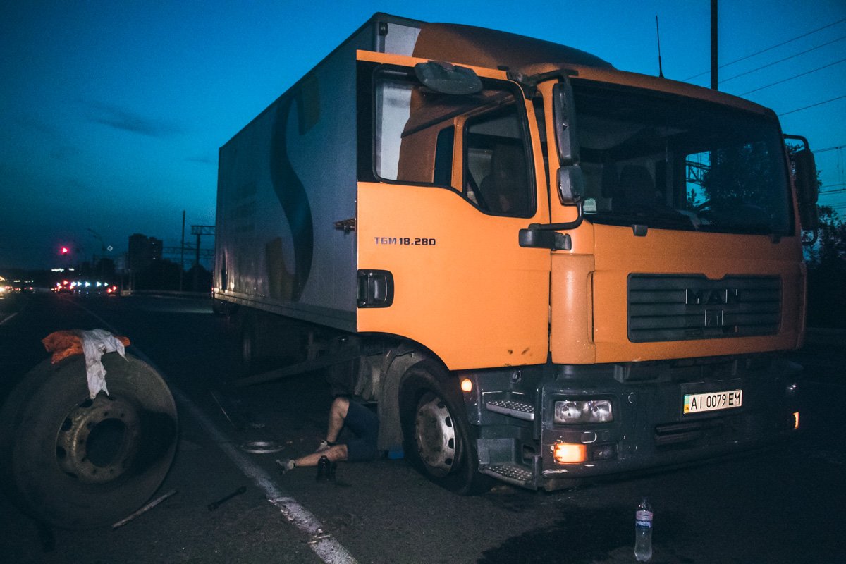 Поврежденный грузовик ремонтировали на месте Поврежденный грузовик ремонтировали на месте