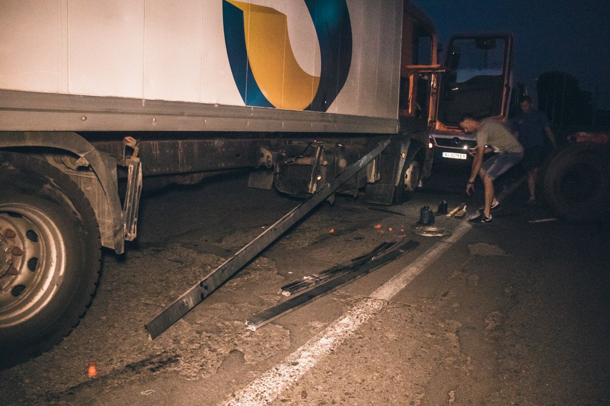 На пересечении Дарницкого шоссе с улицей Сортировочной, водитель Fiat начал выполнять маневр разворота На пересечении Дарницкого шоссе с улицей Сортировочной, водитель Fiat начал выполнять маневр разворота