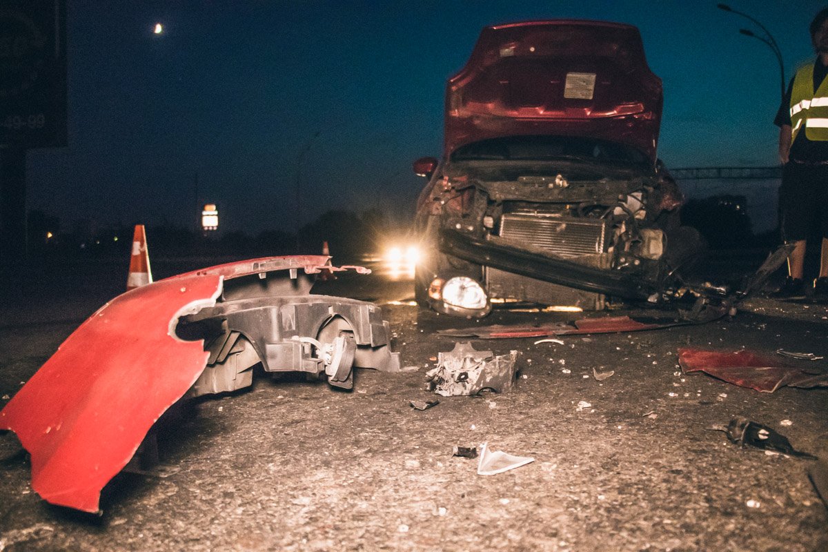 Удар пришелся по касательной, в левую переднюю часть легкового автомобиля Удар пришелся по касательной, в левую переднюю часть легкового автомобиля