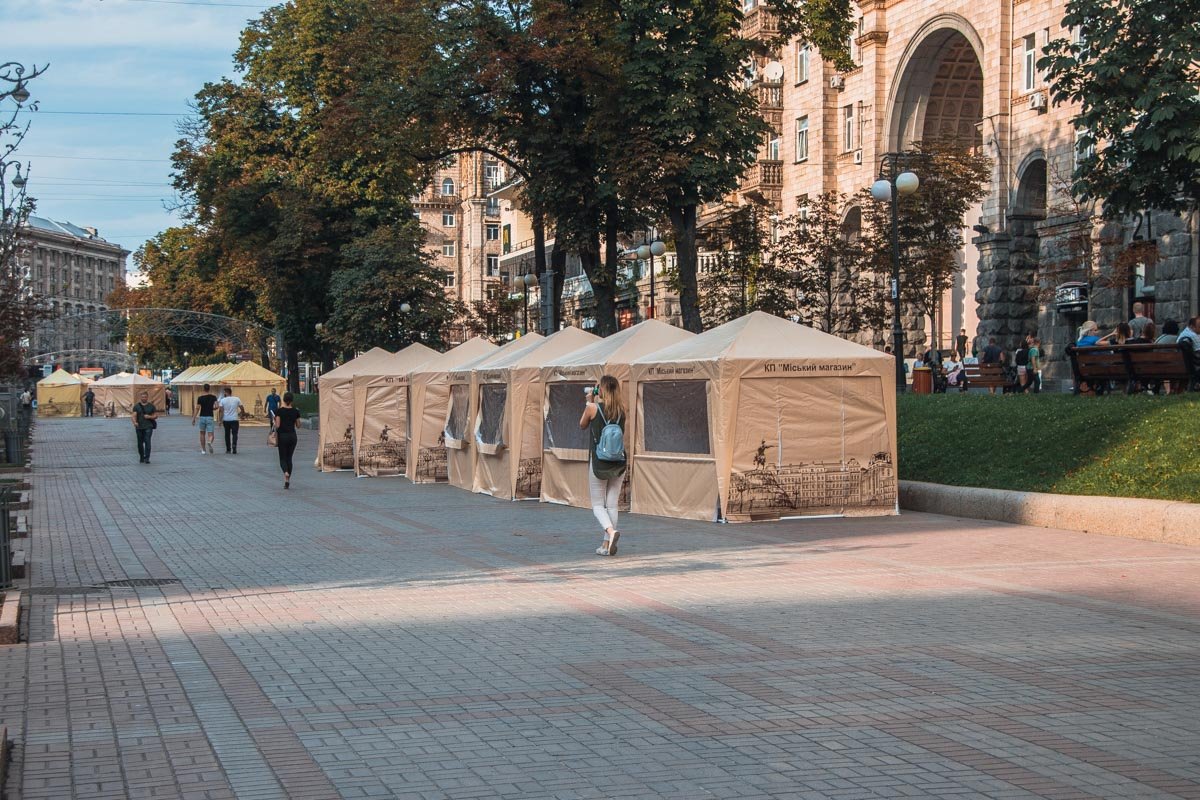На Крещатике, вдоль тротуара, власти Киева начали устанавливать десятки палаток
