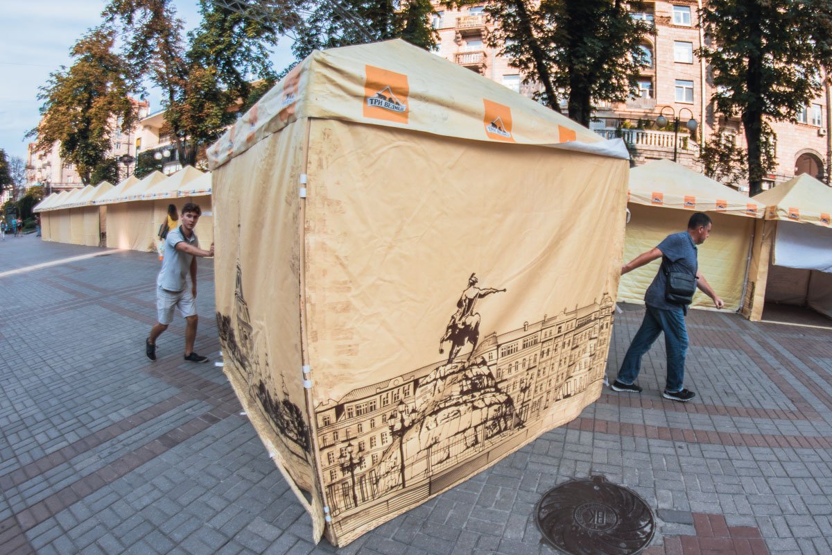 Кроме широкого ассортимента школьных товаров, детей и родителей ждет развлекательная программа