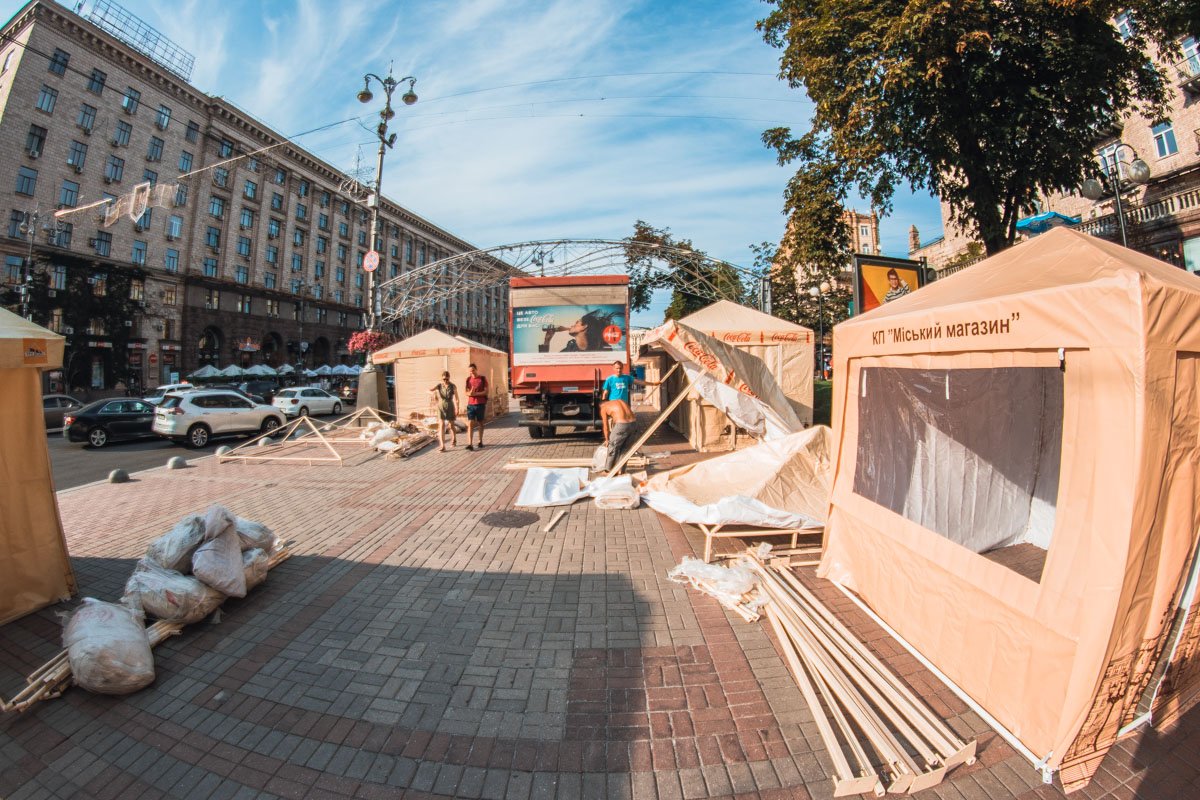 Предприятия легкой промышленности города Киева также предложат посетителя товары для школы
