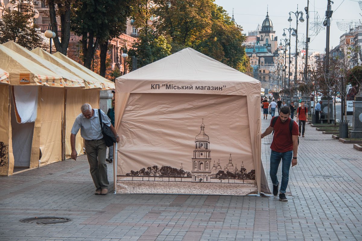 На Крещатике идет активная подготовка к школьной ярмарке