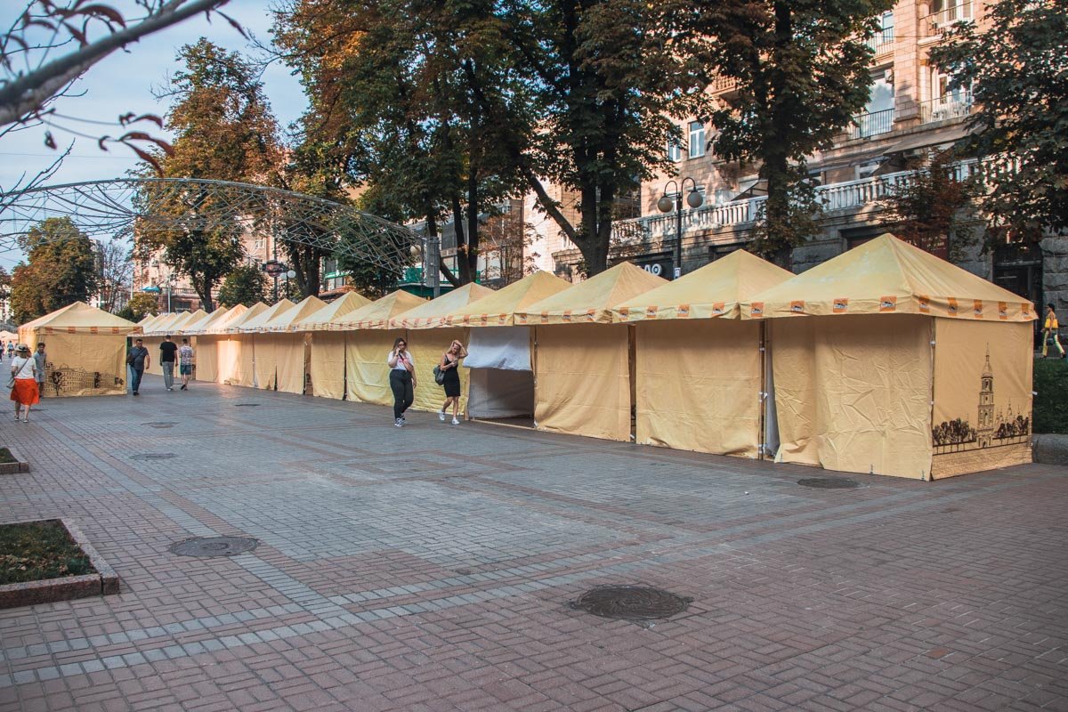 18 и 19 августа в 'тих палатках можно будет купить товары к школе