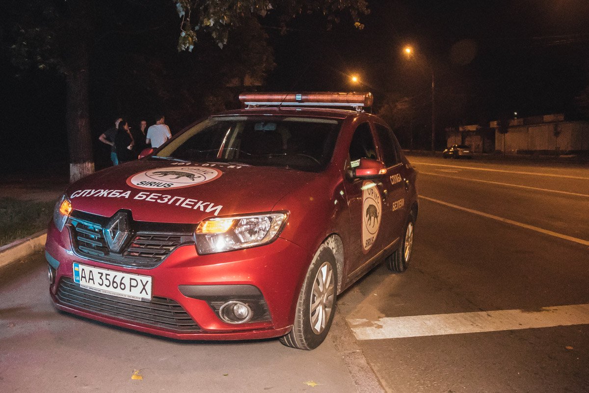 Пьяная компания пришла в игорное заведение, где с самого начала вела себя вызывающе и агрессивно