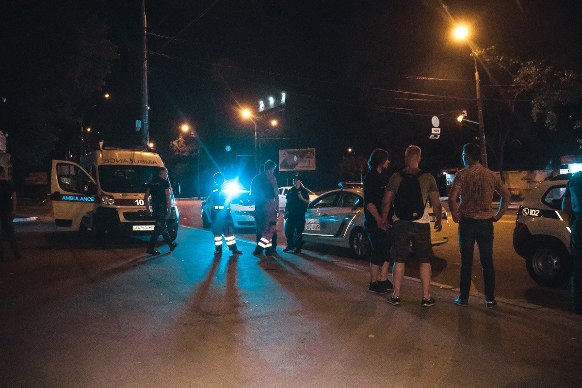 Парни набросились на охранников с ножами