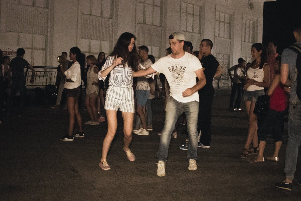 На импровизированном танцполе собралось около 300 человек На импровизированном танцполе собралось около 300 человек