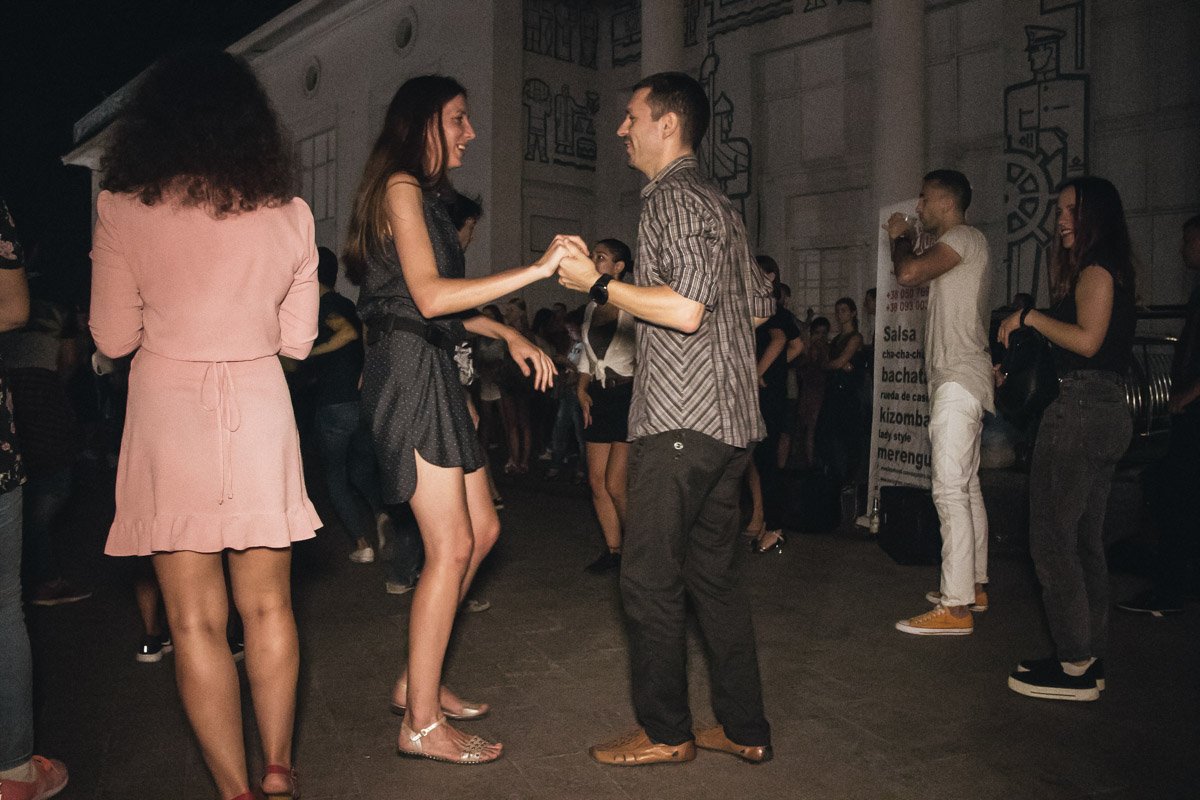 Для посетителей играла заводная латиноамериканская музыка Для посетителей играла заводная латиноамериканская музыка