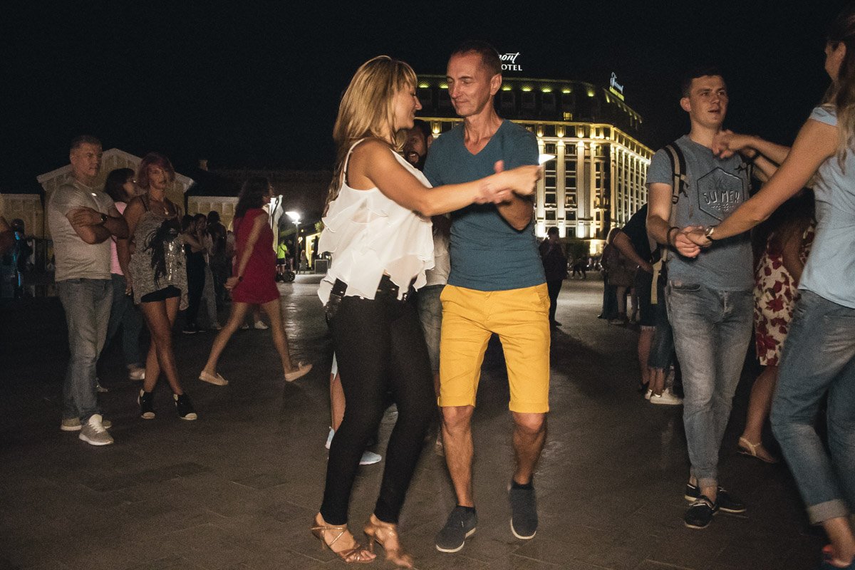 Массовые танцы продолжались с 19:00 до 23:00 Массовые танцы продолжались с 19:00 до 23:00