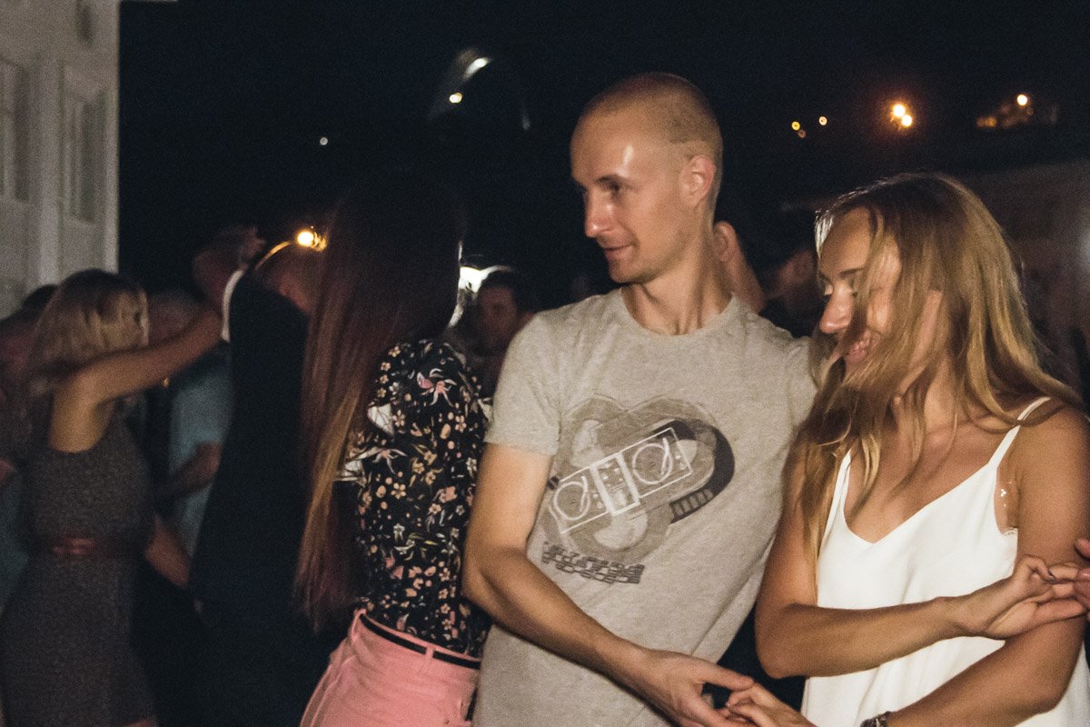 Киевляне радовались теплому пятничному вечеру Киевляне радовались теплому пятничному вечеру