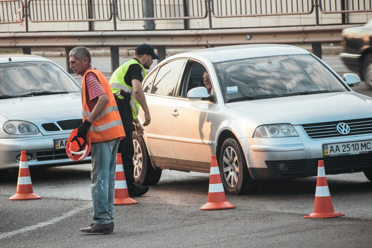 Ровно в 6:00 полицейские оградили путепровод конусами