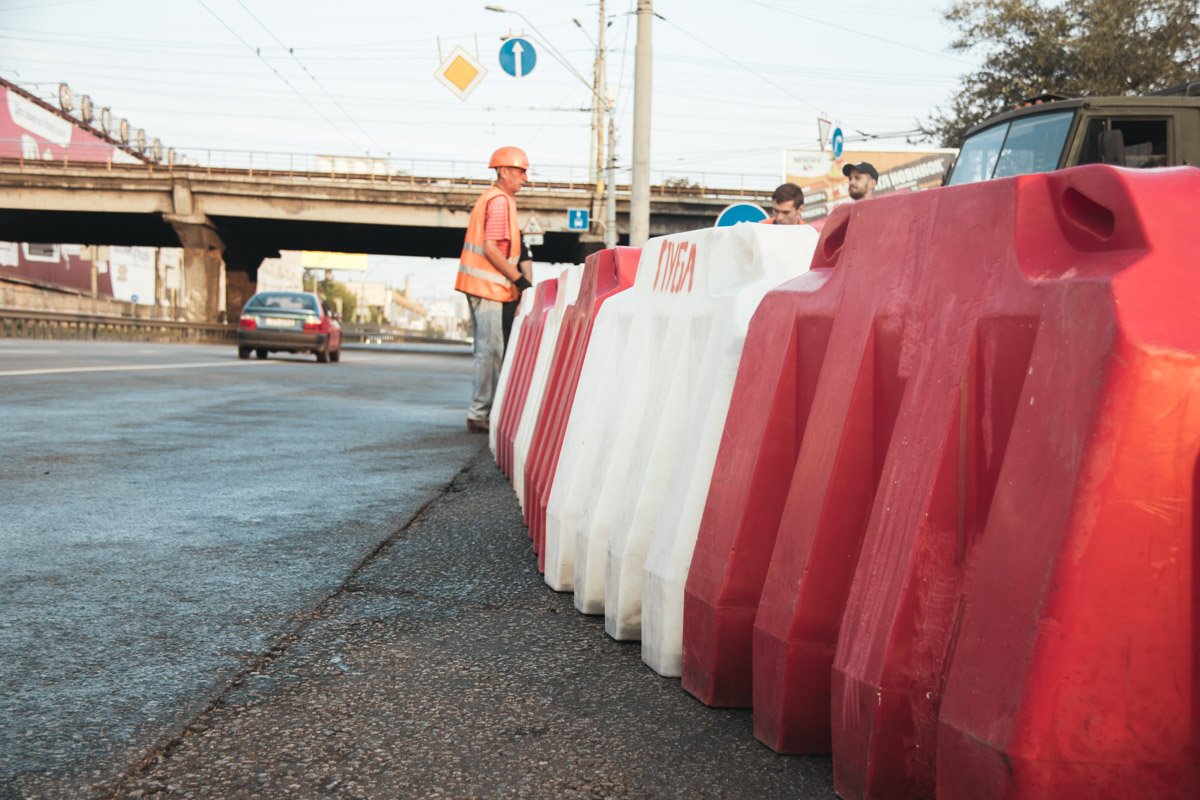 Рабочие поставили по краям моста и на прилегающей территории специальные заградители