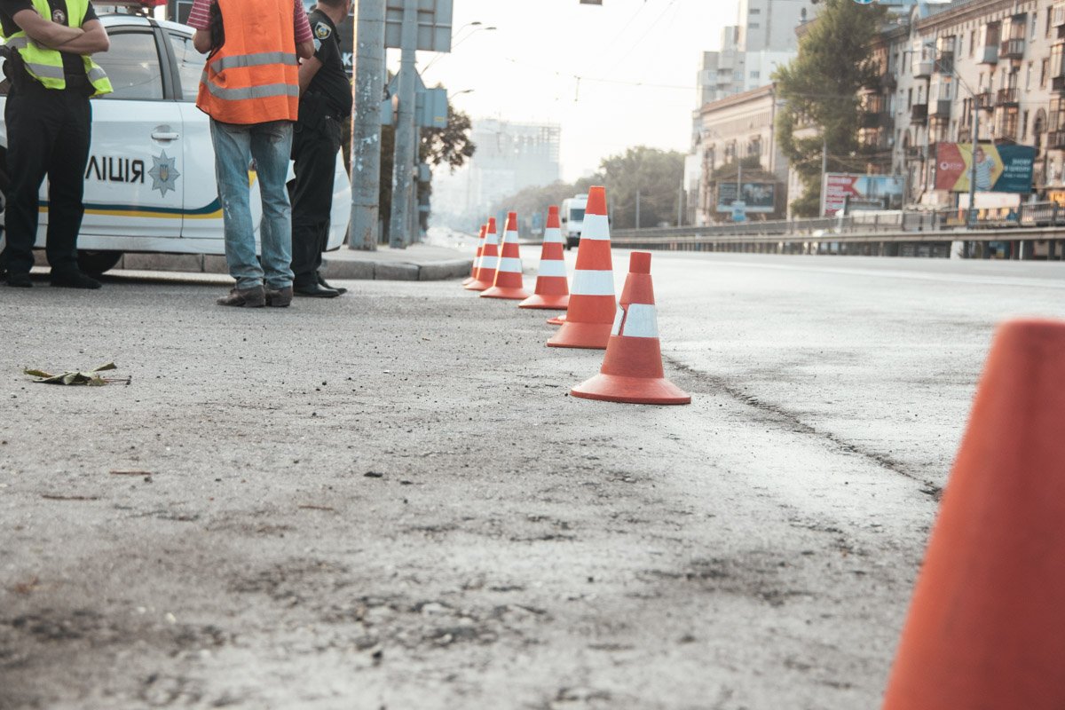 Многие водители пытались уговорить полицейских пропустить их через уже закрытый мост