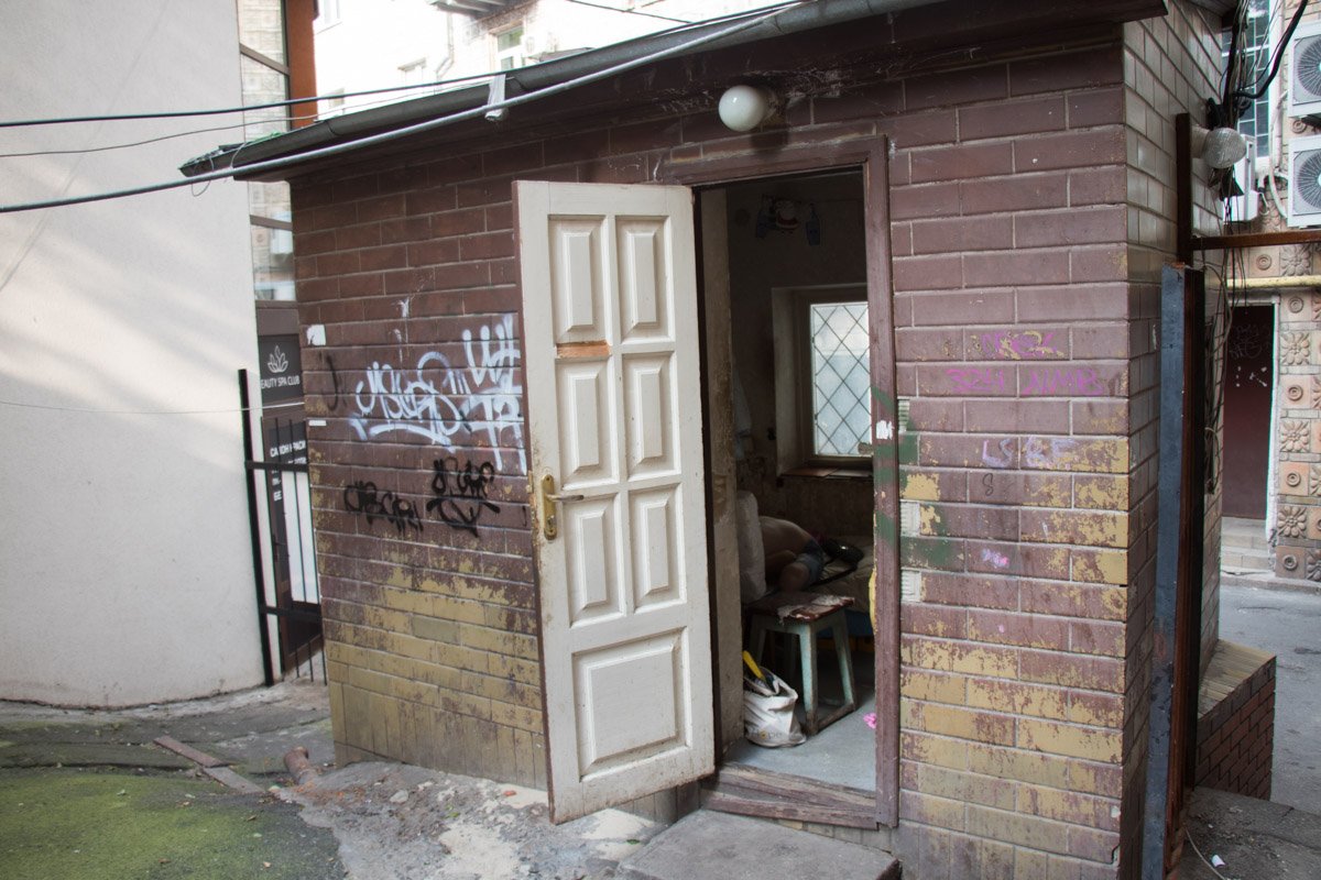 Умершего мужчину обнаружил сотрудник отеля, открыв около 8:30 помещение для охраны