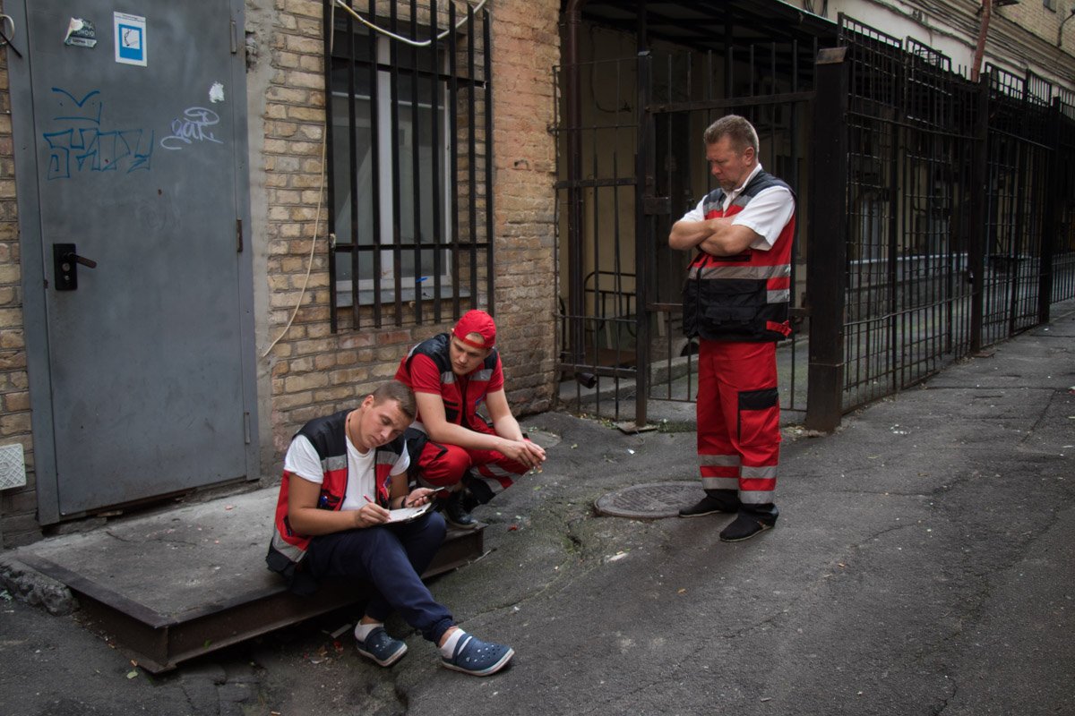 На теле мужчины признаков насильственной смерти не обнаружили, причины кончины выяснят на экспертизе.