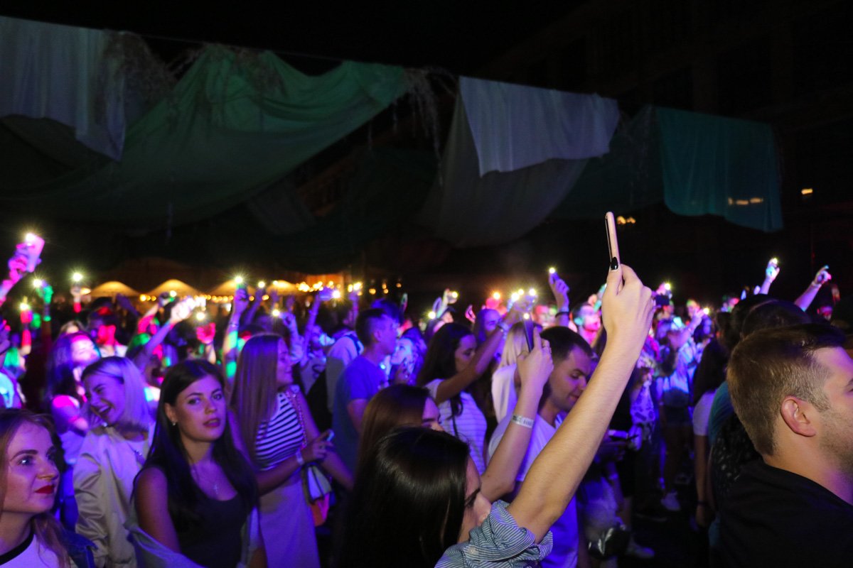 Здесь ночь ярче дня!