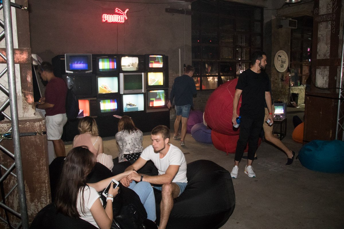 Хотите уединиться - вам сюда, в зону игровых приставок. Вкус детства... 