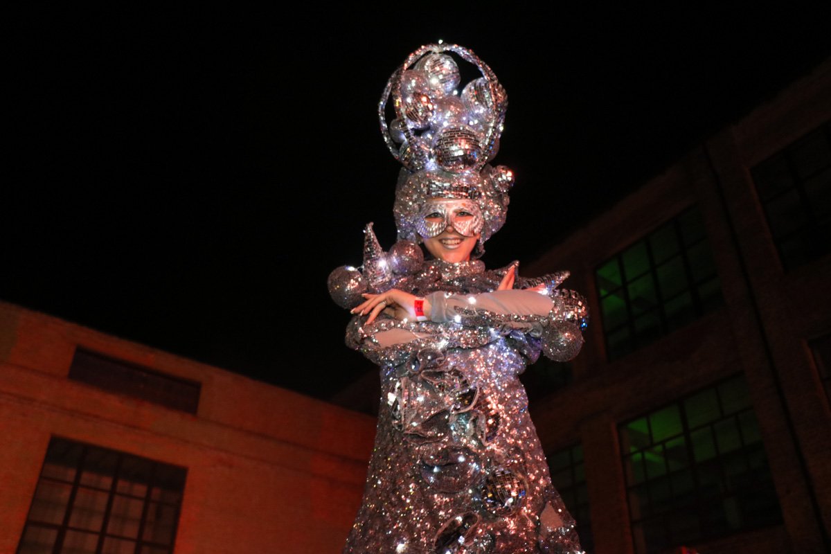 Поднимайте глаза вверх, там вам может улыбнуться кто-то очень яркий и необычный