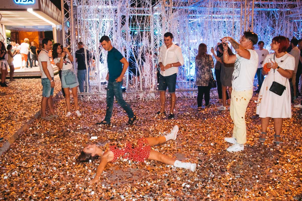 Будьте уверены, вы принесете с собой метафан домой, потому что он везде: в обуви, на голове и даже в лифчике 