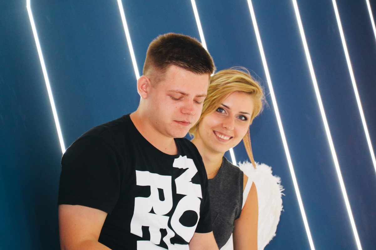 Сзади тебя охраняет твой ангелок Сзади тебя охраняет твой ангелок