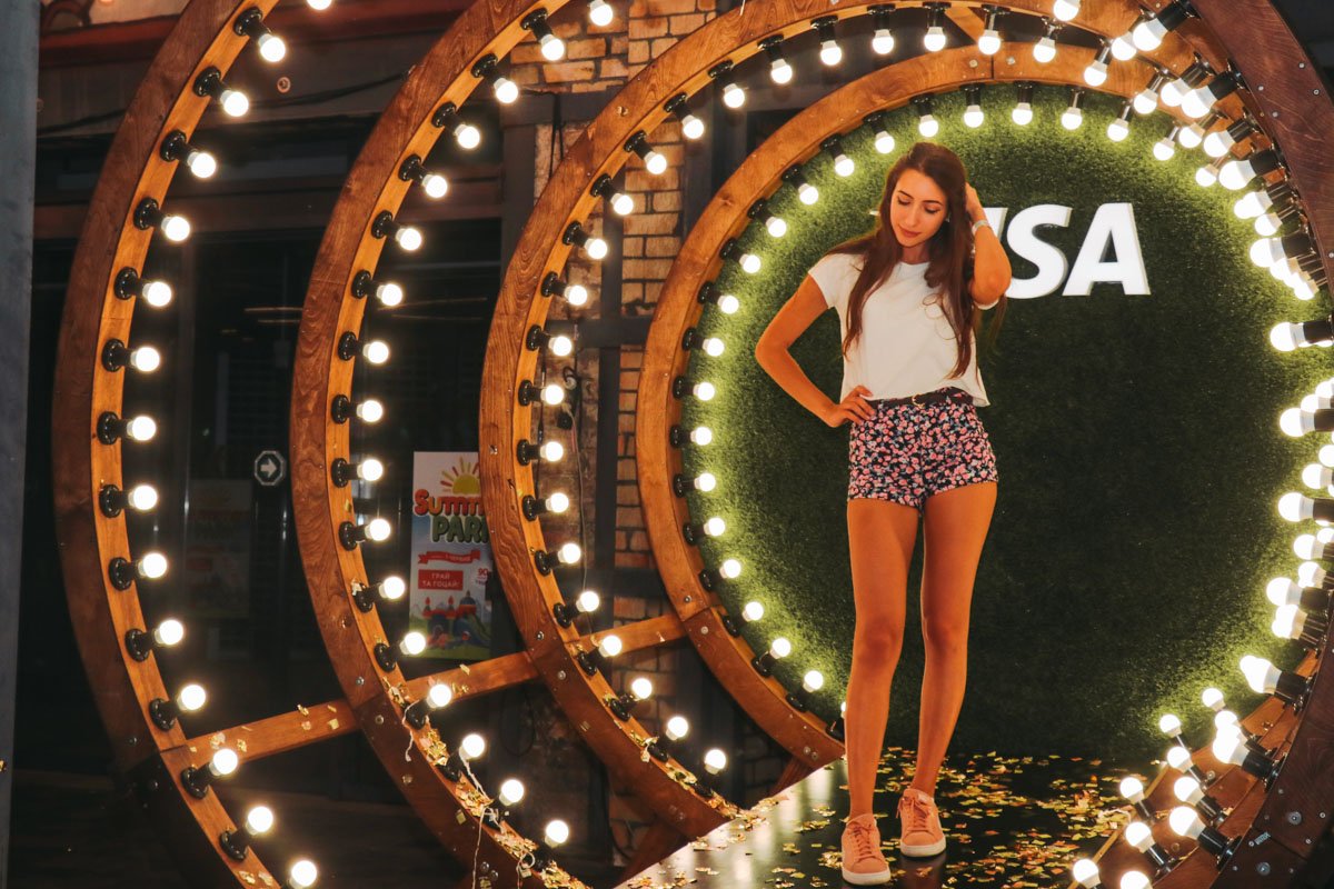 Десятки лампочек светят для тебя, королева Десятки лампочек светят для тебя, королева