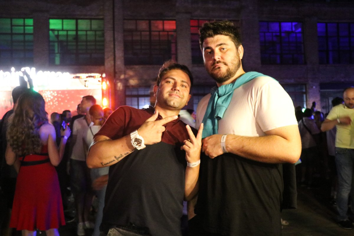 Он не подает виду, но ему здесь очень нравится! Он не подает виду, но ему здесь очень нравится!