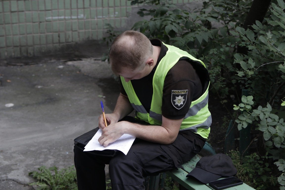 Полицейский выстрелил 6 раз в вымогателя денег