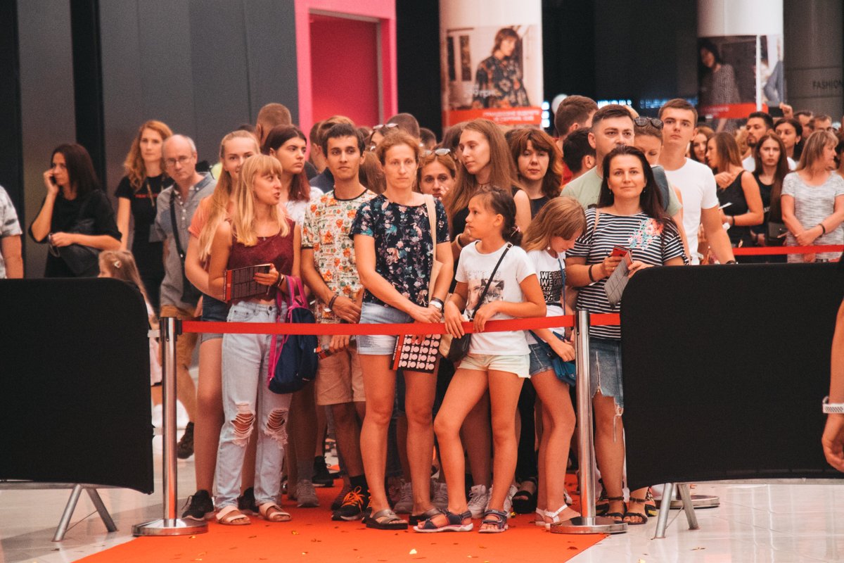 Десятки жителей столицы собрались в ТРЦ, чтобы попасть в новый магазин 