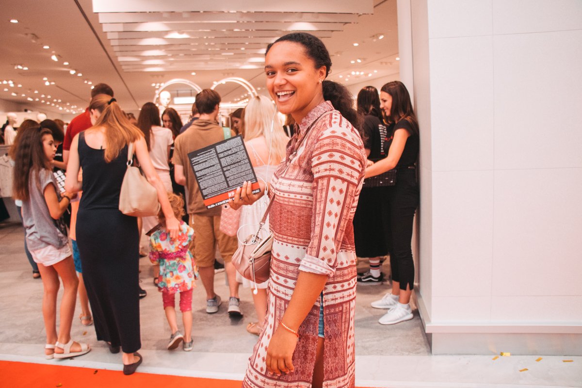 Поклонники марки дежурили около магазина с самого утра 