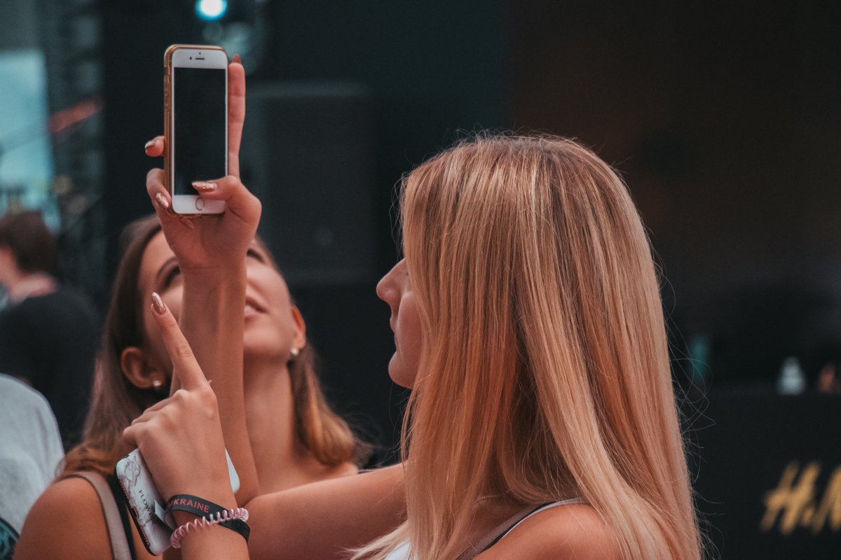 Селфи на фоне любимого бренда 