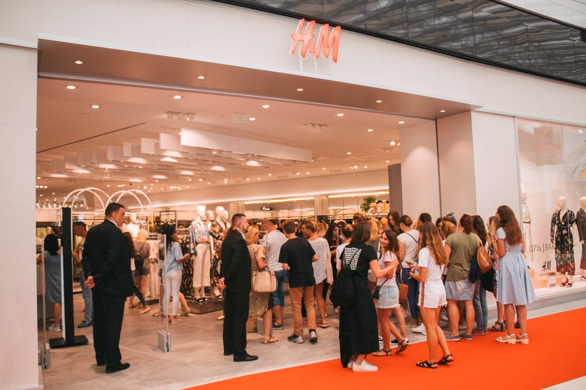 Охрана внимательно следила за посетителями 