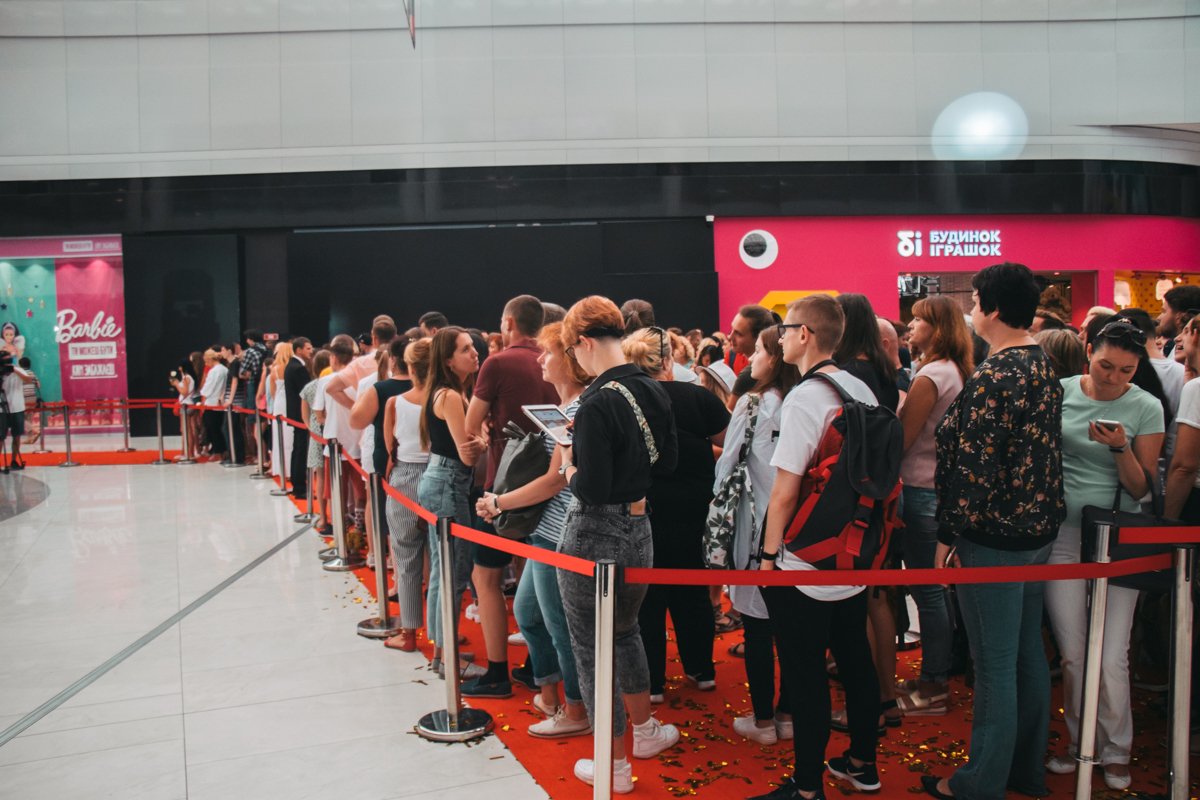 Около магазина выстроилась огромная очередь 