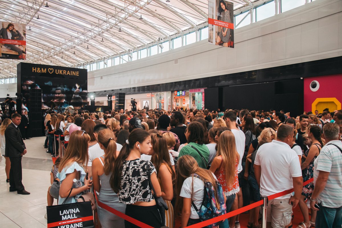 Люди готовы были ждать по несколько часов, чтобы купить модные вещи 