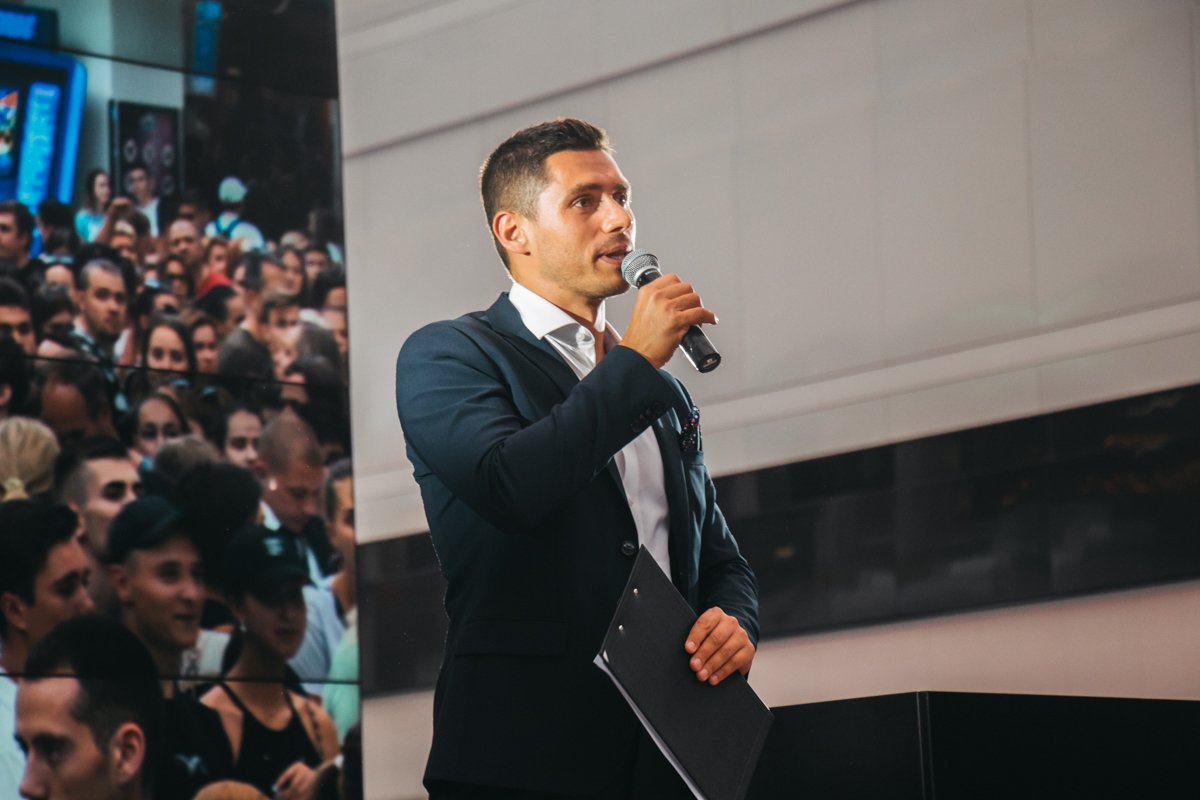 Посетителей ТРЦ подбадривал ведущий Никита Добрынин 