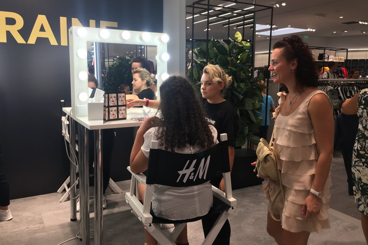 Здесь гостям делали макияж 