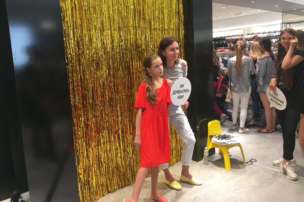 А фотографы помогали сделать модные снимки 