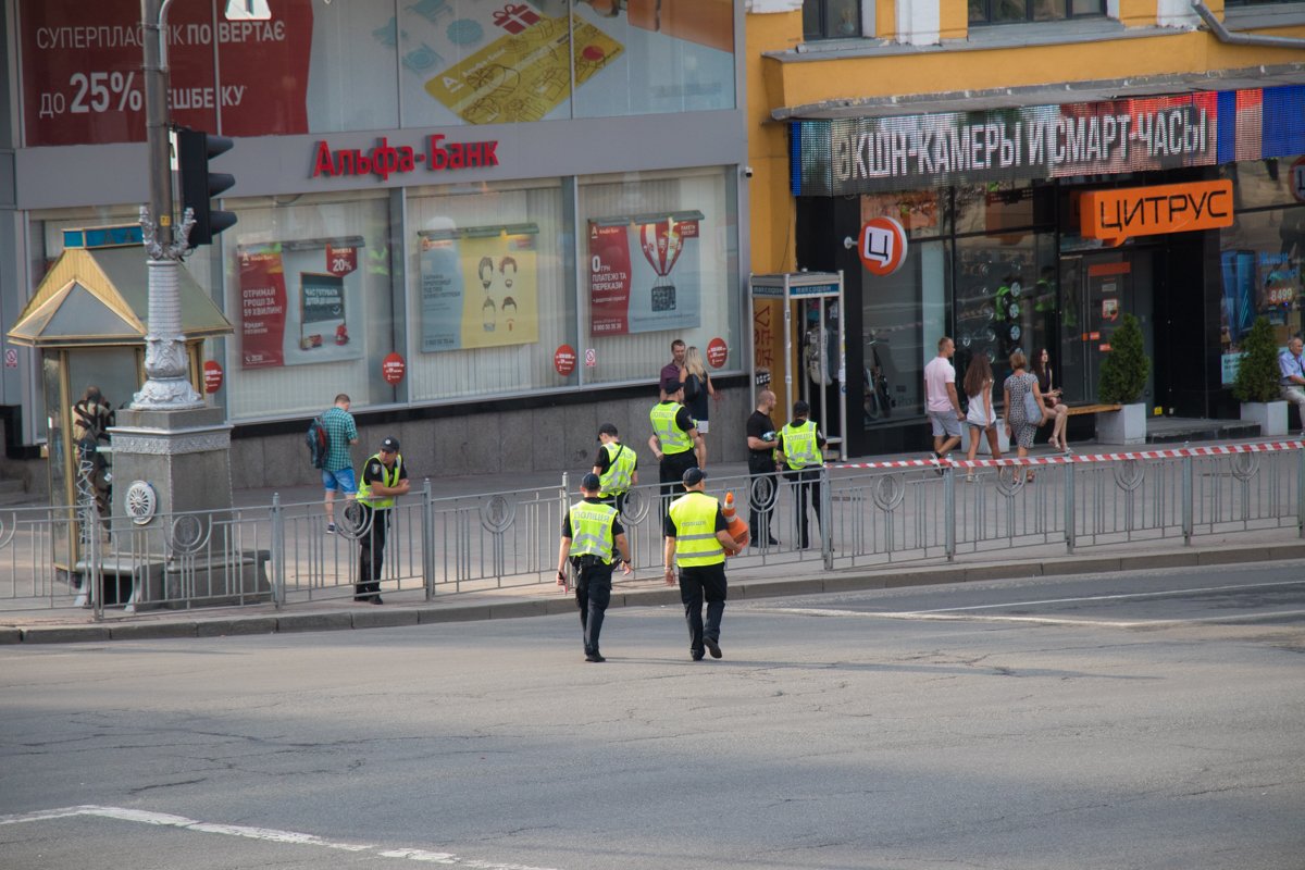 За ограждения никого не пускают